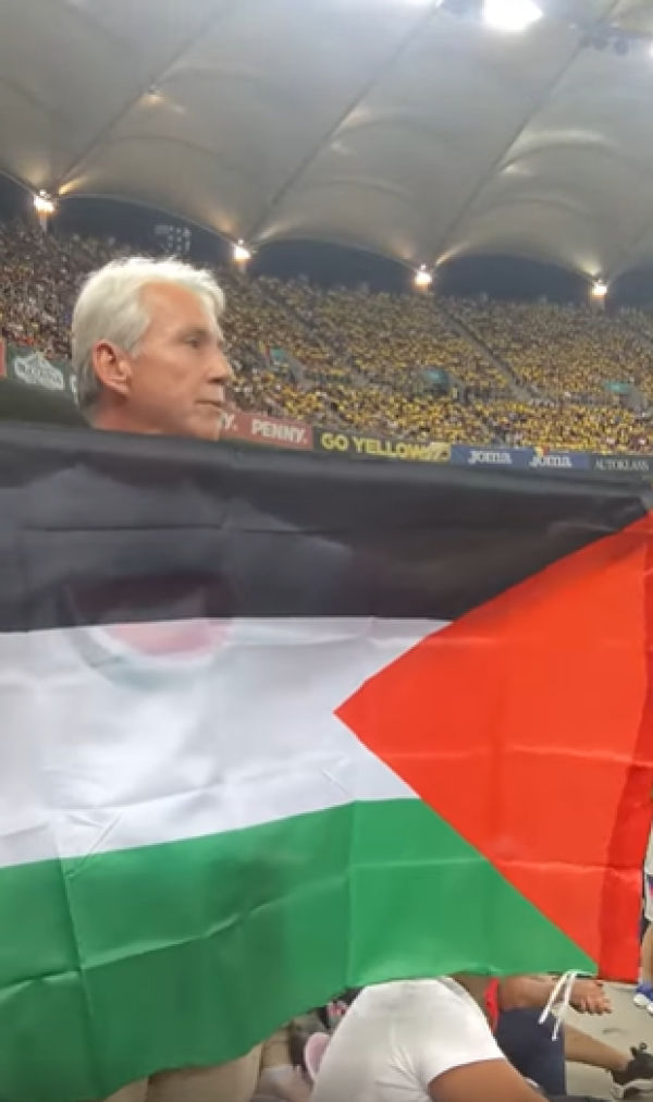 أعضاء الحملة في رومانيا يرفعون علم فلسطين أثناء مباراة رومانيا ودولة الاحتلال | الحملة الأكاديمية الدولية لمناهضة الاحتلال والأبرتهايد الاسرائيلي